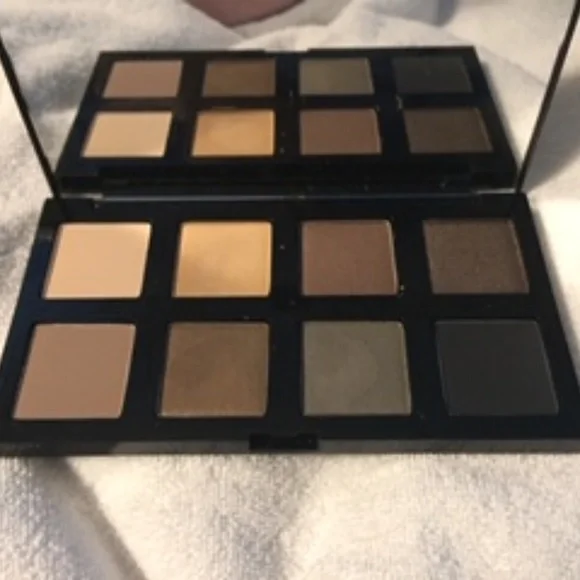 The Body Shop Down to Earth 8-color Eye Shadow Palette - Picture 2 of 5